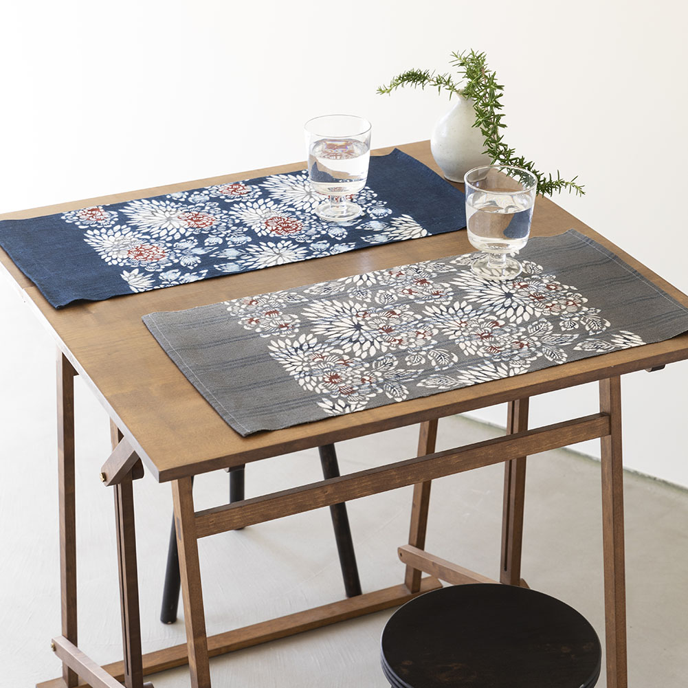 【縞布・大】型染めの卓布 ＜狢菊牡丹（むじなきくぼたん）＞ 縫留｜山内武志さん（山内染色工房／アトリエぬいや）【ネコポス対応可】