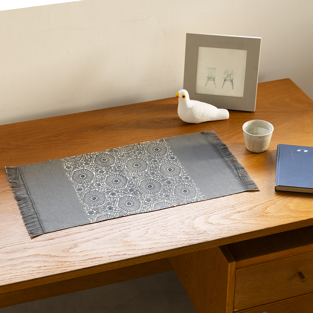 型染めの卓布（大）＜亀甲菊＞｜山内武志さん（山内染色工房／アトリエ