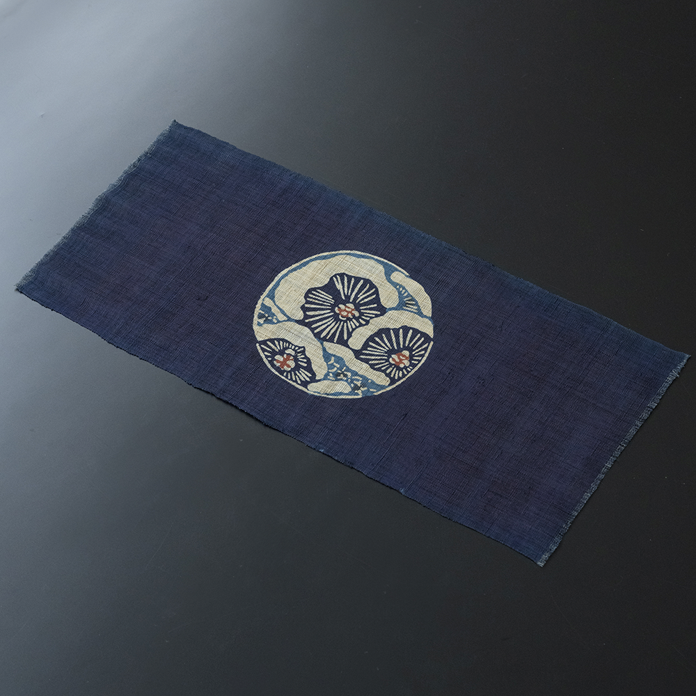 【麻・ロング中細】藍染めの卓布＜松竹梅丸紋＞ 房｜山内武志さん（山内染色工房／アトリエぬいや）
