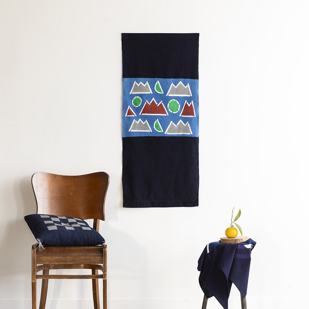 新作・型染めのタペストリー＜山月日（日月山）多色＞細幅 ｜山内武志さん（山内染色工房・アトリエぬいや）,暖簾,タペストリー,富士山,民藝