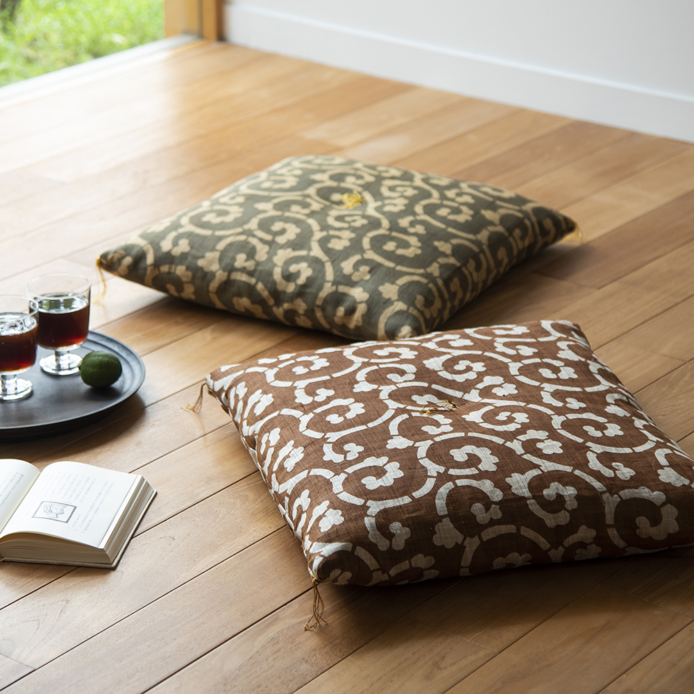 大人のおしゃれ手帖 民藝のある暮らし」掲載 型染めの麻座布団 ＜唐草