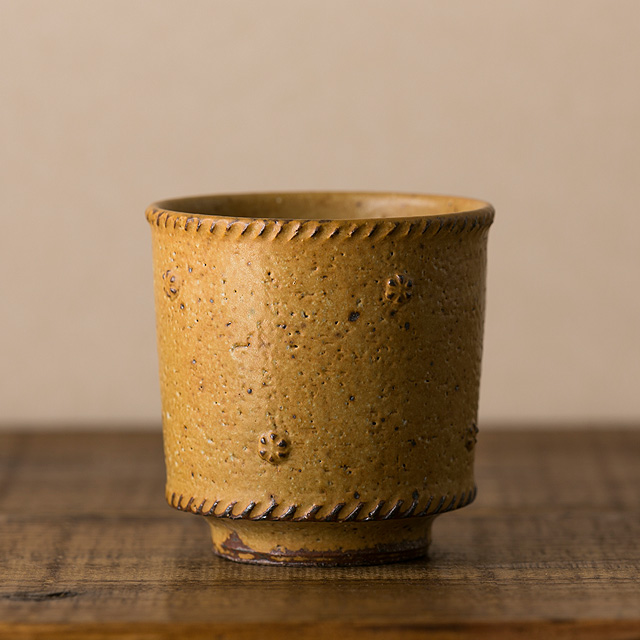 黄釉帖花文 湯呑み　〜作り手　岡村 宜治さん（岐阜県土岐市）