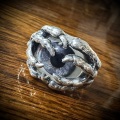 【ネクロマンス NECROMANCE】シルバーボーンハンド義眼リング Silver Bone Hand Glass Eye Ring ＜ブルー/Blue/青＞目玉 骸骨
