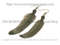 【ネクロマンス NECROMANCE】 リアルフェザー ウッドスカルピアス Real Feather Wood Skull Pierce ＜グレー/Gray/灰色＞ 羽根 骸骨