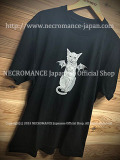 【9/13より順次発送開始】【ネクロマンス NECROMANCE】 ウイングド キャット Ｔシャツ ＜シルバー/Silver＞ Winged Cat T-Shirt 猫 翼