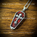 【ネクロマンス NECROMANCE】 シルバーラージ棺桶クロスネックレス Silver Large Coffin Cross Necklace ＜レッド/Red/赤＞ 棺桶 十字架 骸骨