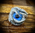 【ネクロマンス NECROMANCE】【数量限定受注生産】 シルバーイーヴィルクロー義眼リング Silver Evil Crow Glass Eye Ring ＜ブライトブルー/Bright Blue/青＞ 目玉 邪悪 爪