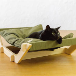 黒猫とハンモックベッド