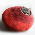 ウールの猫用ハウス（ベッド）　赤