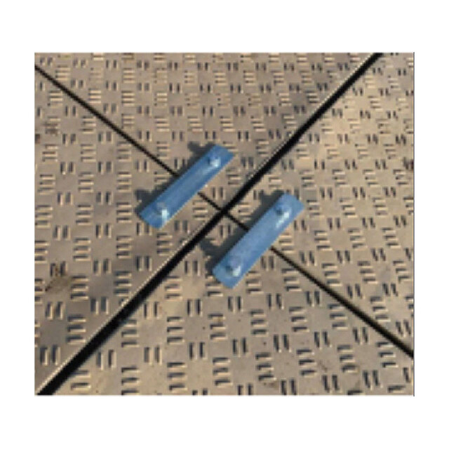 ウッドプラスチック　プレート固定金具 ボルト式