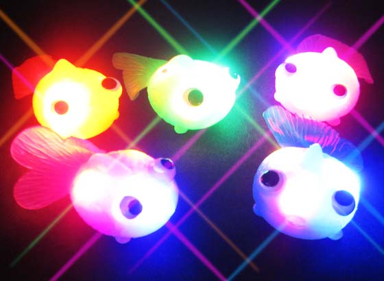 【おもちゃのまとめ買い】【光り物玩具】★ 光る和金魚 （50個入）