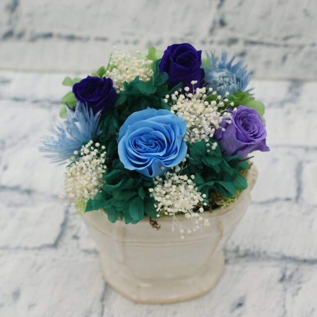 時代を超えた青と白の陶器装飾の芸術 ストライプ模様の青白