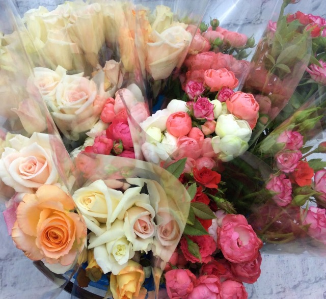 夏バラセール束 1束4，5本入ります 1本のお値段