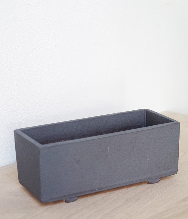 鉢は樹や草花の表情をがらっと変える【萬古焼角鉢（黒） 直径１６．５ｃｍ】