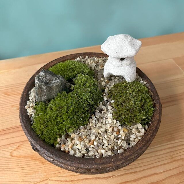 苔盆栽　灯篭三つ足