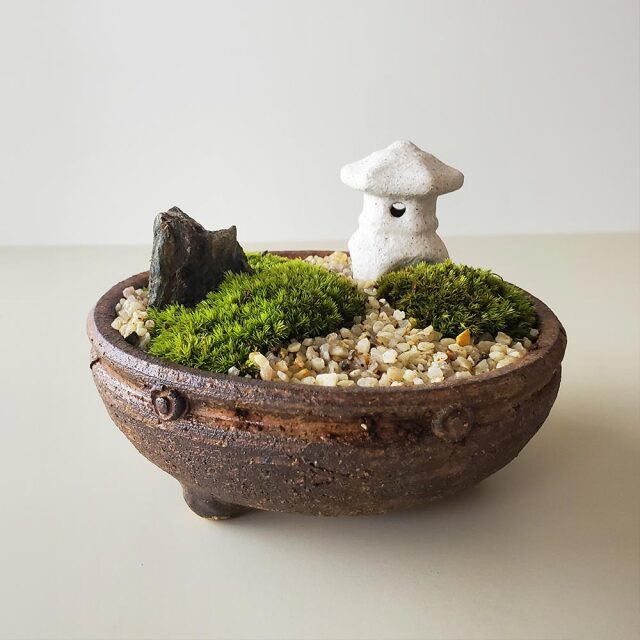 苔盆栽　灯篭三つ足
