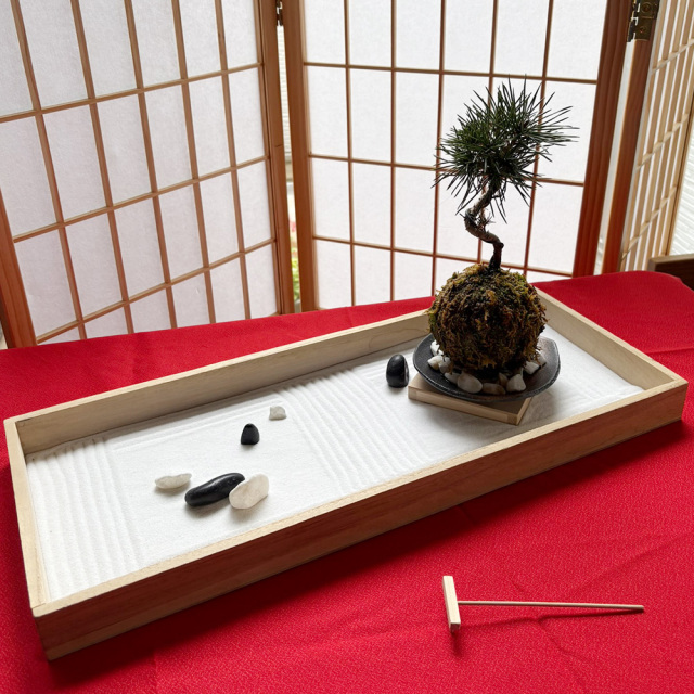 枯山水玉砂利黒松