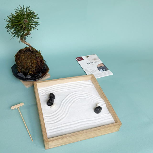 枯山水玉砂利黒松