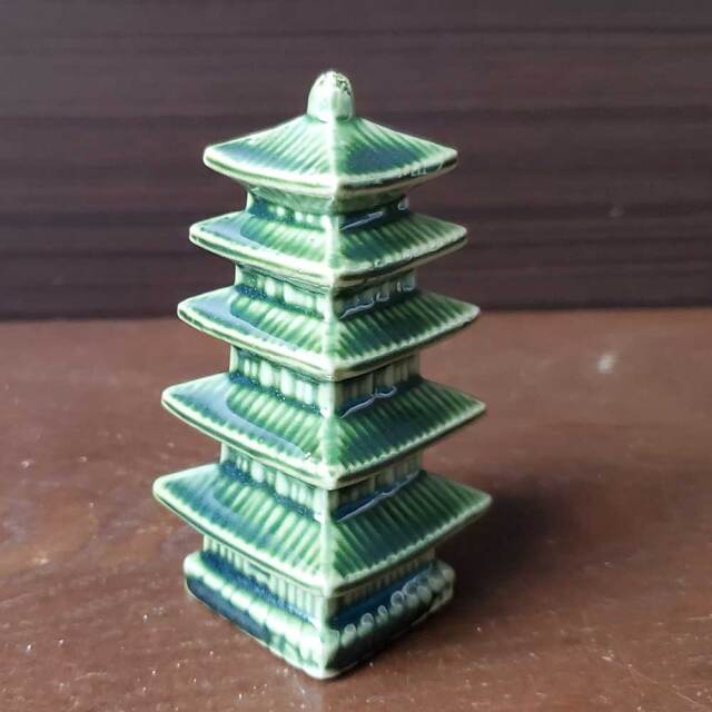 五重塔の置物（陶器） あなただけの世界をどうぞ【ミニチュア陶器 五重塔 緑