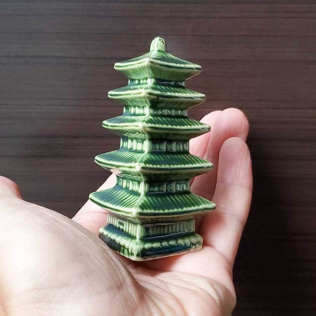 あなただけの世界をどうぞ【ミニチュア陶器 五重塔 緑