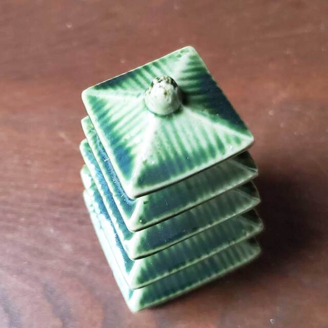 五重塔の置物（陶器） Amazon.co.jp: 【ミニチュア陶器 五重塔 緑】ゴジュウノトウ