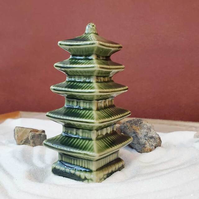 あなただけの世界をどうぞ【ミニチュア陶器 五重塔 緑】ゴジュウノトウ