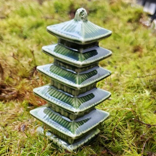 五重塔の置物（陶器） あなただけの世界をどうぞ【ミニチュア陶器 五重塔 緑