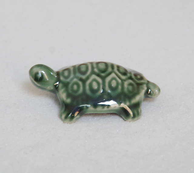 【みどりがめ】 添配や盆景に【ミニチュア 緑亀（みどりがめ） 幅3．5cm】かめ