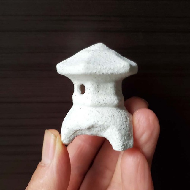 ミニアチュール石灯籠　とうろう Amazon.co.jp: QIUEER ミニ石灯籠（とうろう） 角雪見灯籠 雪見