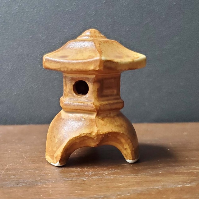 ミニチュア とうろう ( トウロウ ) 三つ足 茶 ４．５cm 盆景 添配 枯山水 燈籠 灯籠 蟷螂 燈篭 灯篭 灯ろう 螳螂 苔盆栽 苔テラリウム