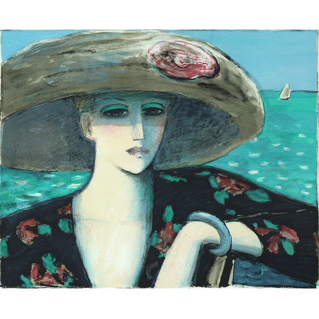 カシニョール「海の前」リトグラフ版画。花飾りの帽子とバラの模様のワンピースのエレガントな女性。後ろはヨットが浮かぶ青い海。