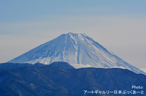 湯村温泉エリアからの富士山です。ギャラリー日本ぶっくあーとのある湯村ＳＣ屋上より撮影しました。