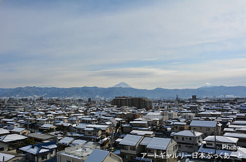 湯村温泉エリアから甲府盆地。正面に見えるのは富士山です。