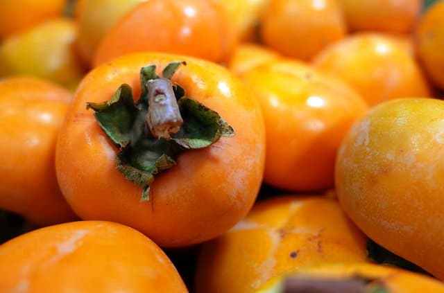 柿。うちの庭から収穫しました。