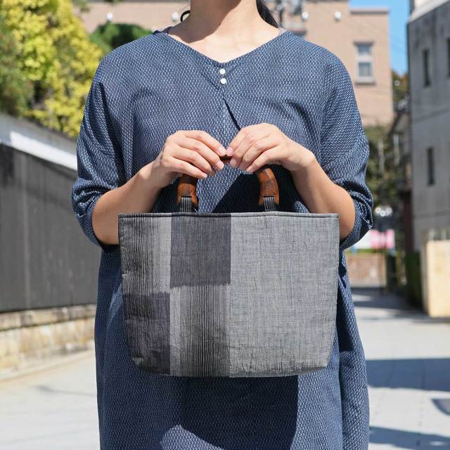 小千谷縮布 バッグ 格子絣 墨鼠