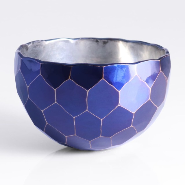 清雅堂］鎚起銅器｜酒器｜亀甲紋「ぐい呑み」青藍色（口径60mm、容量