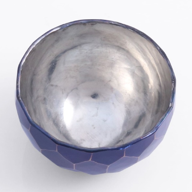 清雅堂］鎚起銅器｜酒器｜亀甲紋「ぐい呑み」青藍色（口径60mm、容量