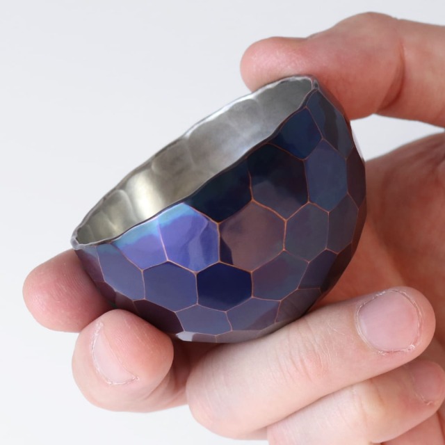 清雅堂］鎚起銅器｜酒器｜亀甲紋「ぐい呑み」青藍色（口径60mm、容量