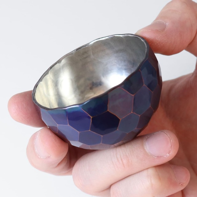 清雅堂］鎚起銅器｜酒器｜亀甲紋「ぐい呑み」青藍色（口径60mm、容量