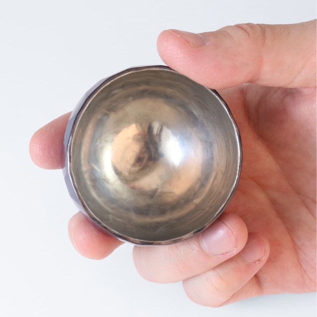 清雅堂］鎚起銅器｜酒器｜亀甲紋「ぐい呑み」青藍色（口径60mm、容量
