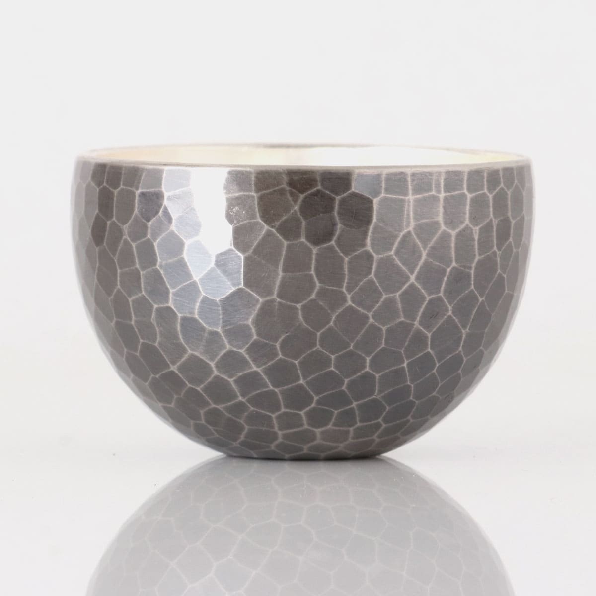 ［清雅堂］鎚起銅器｜酒器「ぐい呑み」黒虎（口径50mm、容量50ml）[清雅堂GuiS黒虎]