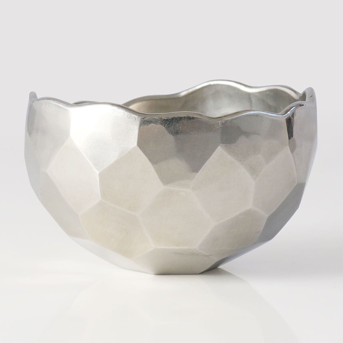 清雅堂　鎚起錫器｜酒器｜手作り亀甲紋錫器「ぐい呑み」銀白色[清雅堂GuiL亀甲]