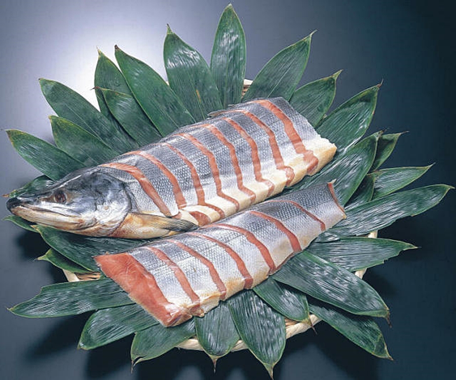 村上産塩引き鮭　大半身（切身姿）