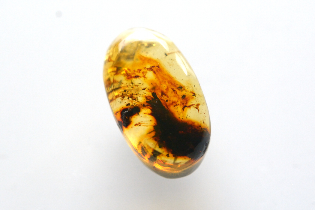 アンバー（琥珀）【47】天然石ルース・カボション（15.5×9mm）