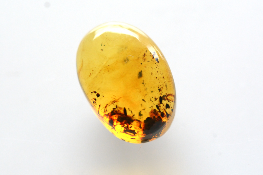 アンバー（琥珀）【50】天然石ルース・カボション（14.5×10mm）