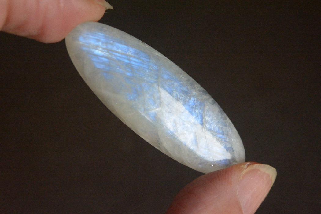 ベロモライト ムーンストーン【19】ルース・カボション（42×14.5mm）