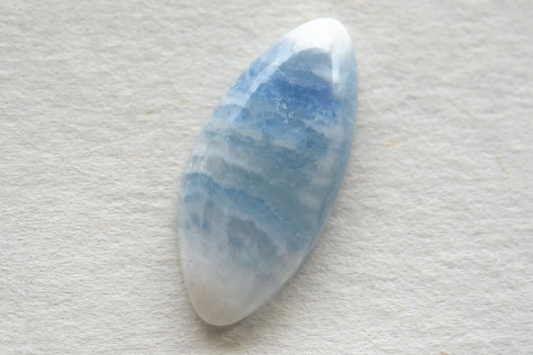 ブルーシェーライト【6】ルース・カボション（約25.5×12mm）