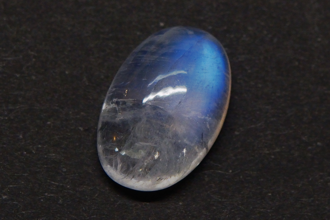 レインボームーンストーン【28】ルース・カボション　（17×11.5mm）