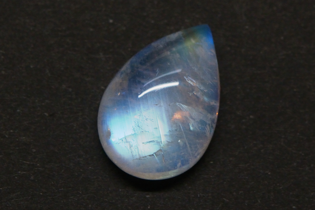 レインボームーンストーン【31】ルース・カボション　（19.5×13mm）