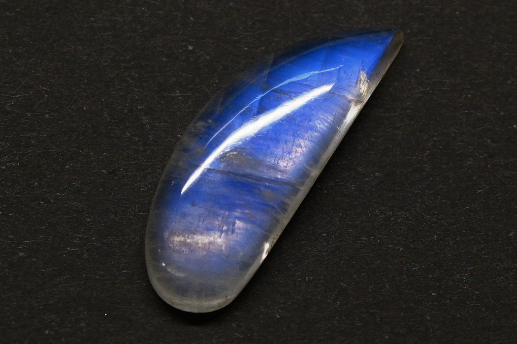 レインボームーンストーン【36】ルース・カボション　（30×11mm）